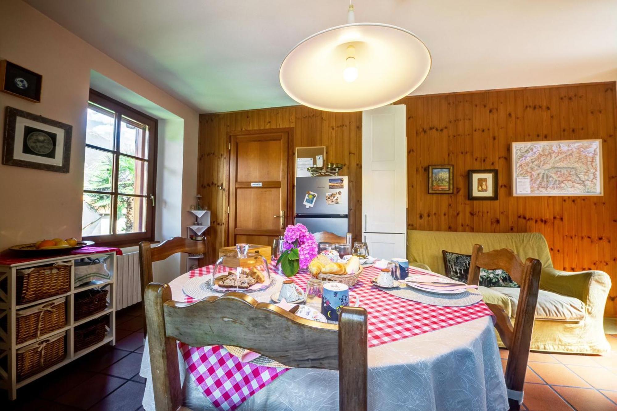 Il Pellegrino Bed & Breakfast Issogne ภายนอก รูปภาพ